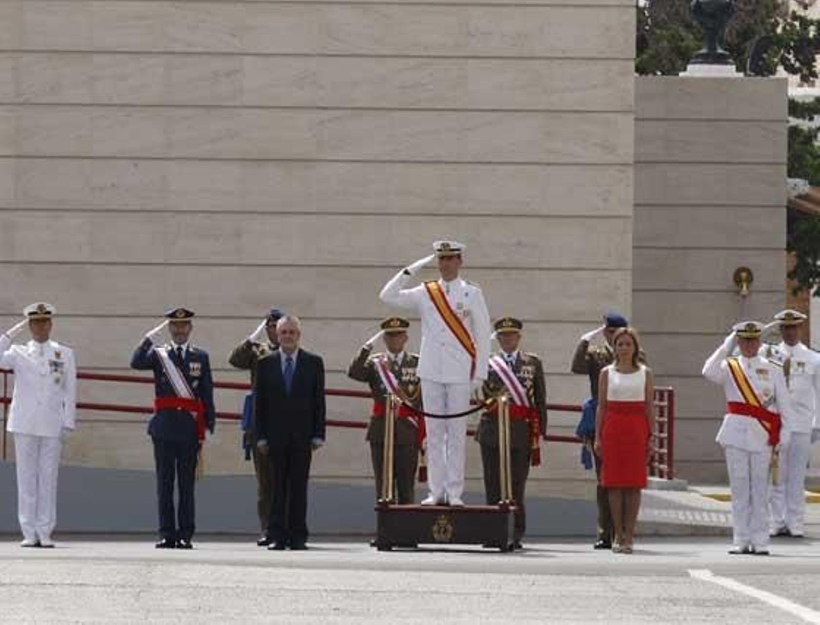 El Príncipe preside en La Isla la entrega de los Reales Despachos de la Armada. A su derecha, Jose Antonio Griñán, presidente de la Junta de Andalucía, y a su izquierda, la ministra de Defensa, Carme Chacón.

Foto: Nuria Reina