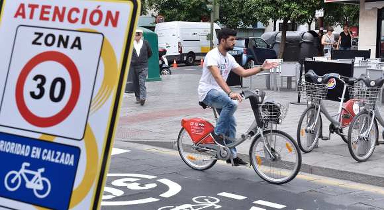 Una de las nuevas señales instaladas, al lado de un ciclista./ Juan Carlos Vázquez