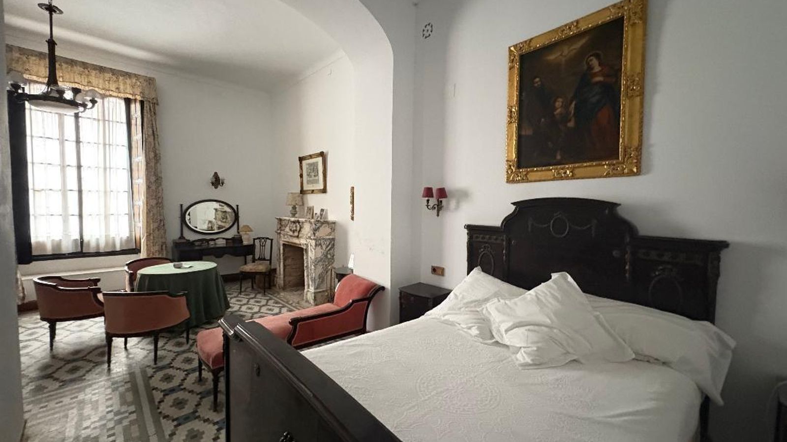 Dormitorio. Lo preside un cuadro de la Sagrada Familia con marco  barroco dorado.