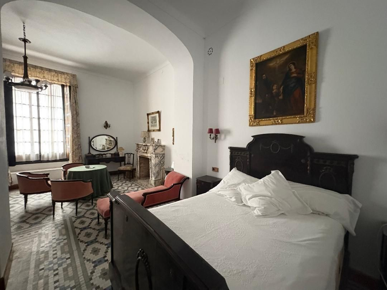 Dormitorio. Lo preside un cuadro de la Sagrada Familia con marco  barroco dorado.