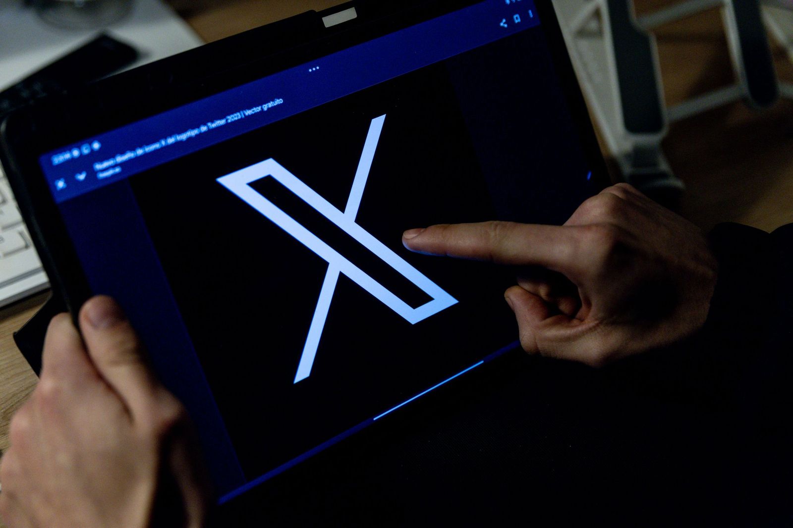 Un joven usa una tablet.