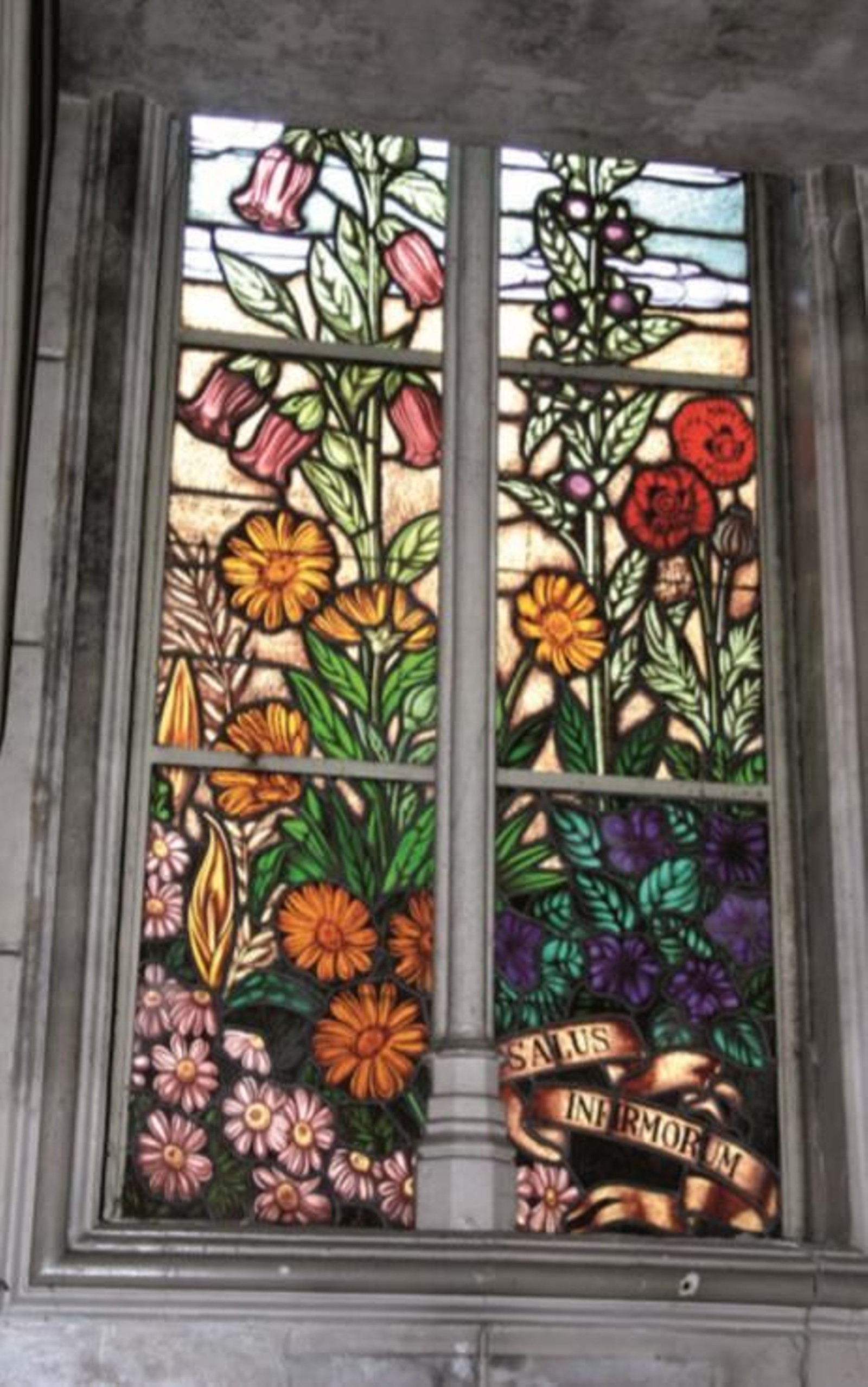 Una de las excelentes vidrieras de estilo modernista conservadas en la capilla  del antiguo Asilo de Ancianos de Algeciras.