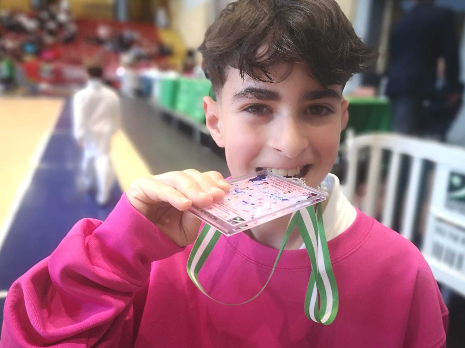 Adrián Moya muerde su plata en kumite juvenil