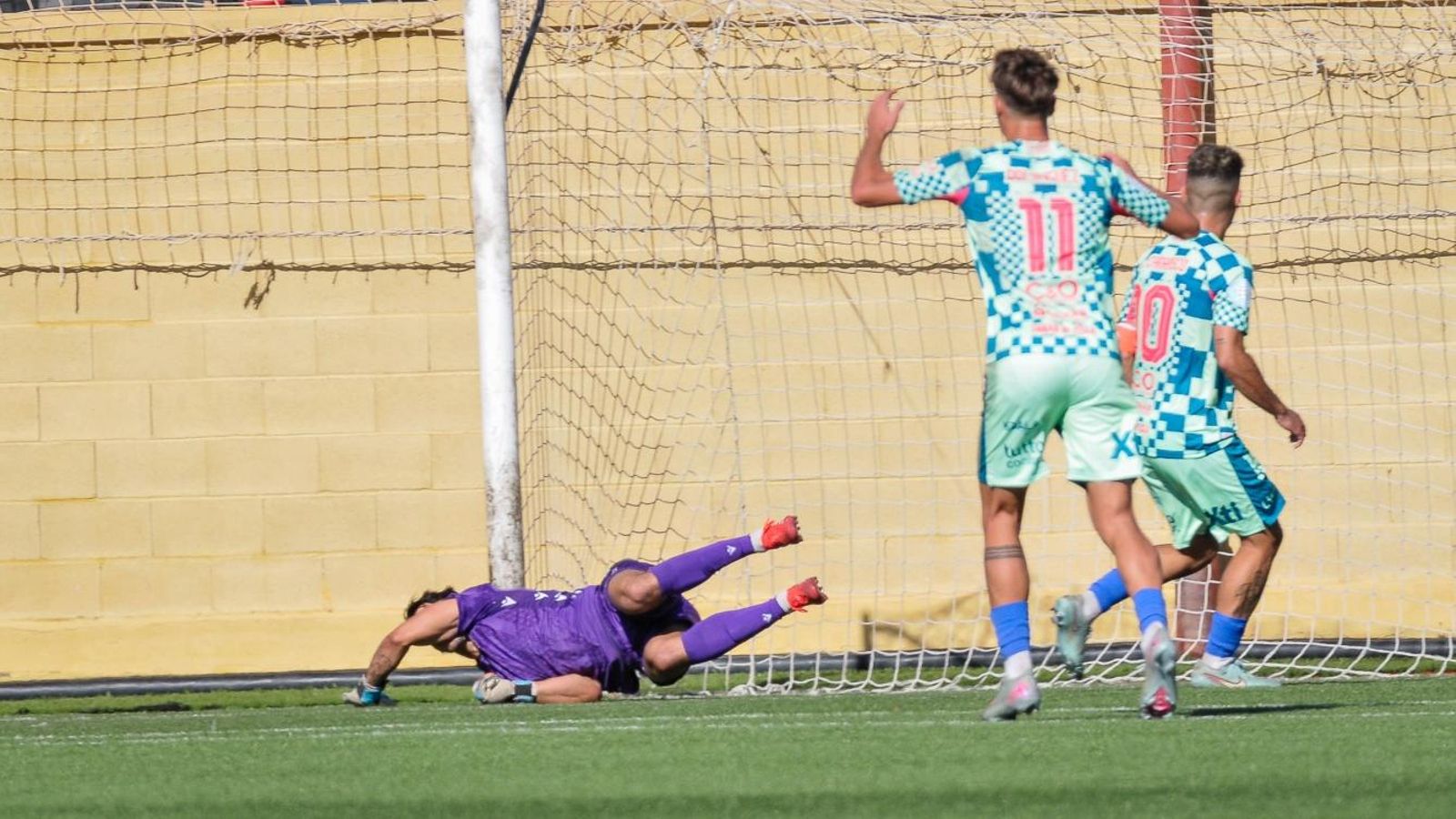 Jesús López le para el penalti a Carrasco en el último minuto del partido ante el Yeclano Deportivo.