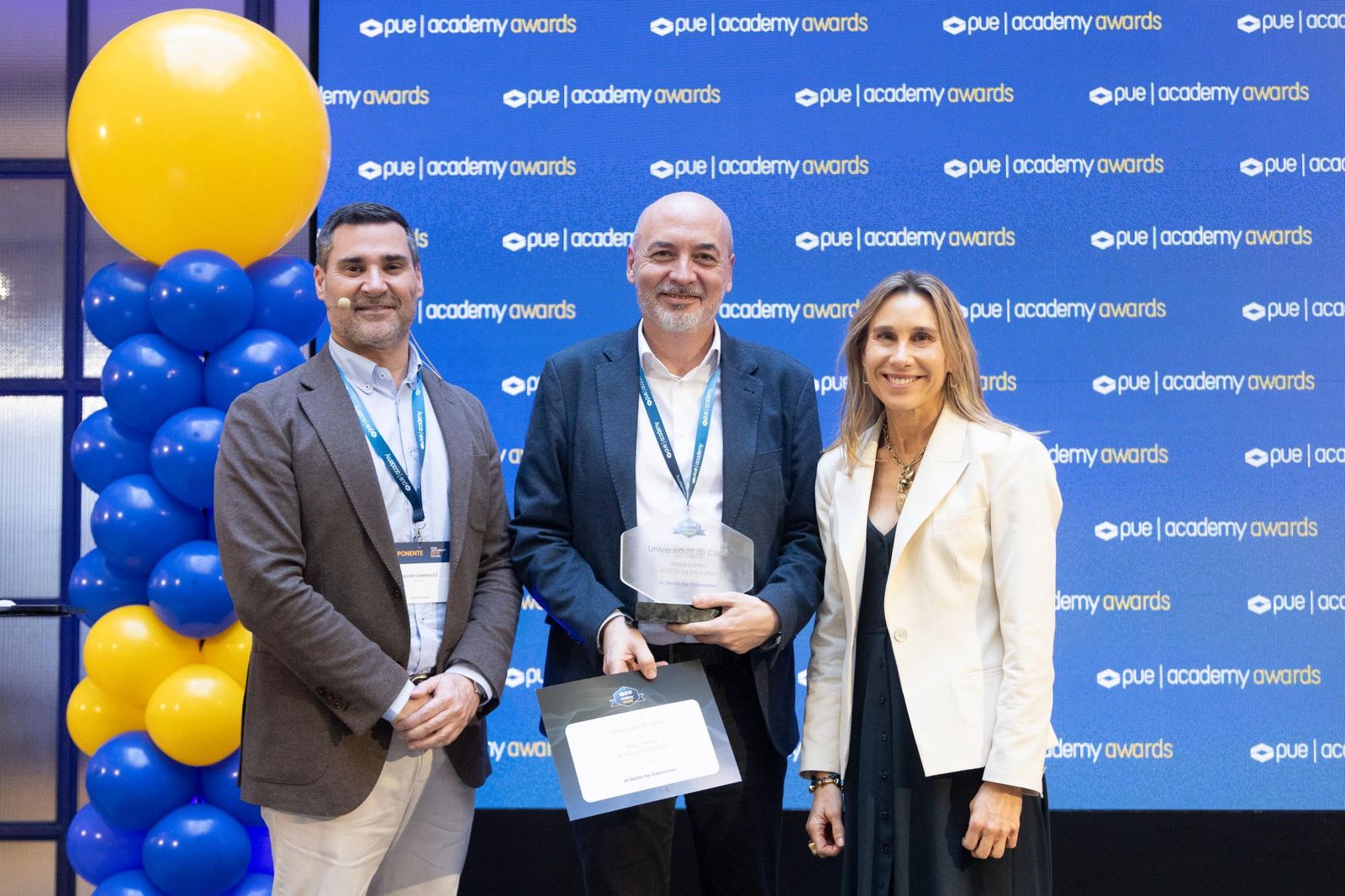 Representantes de la UCA, con el premio a la mejor iniciativa en la plataforma AI Skills for Education.