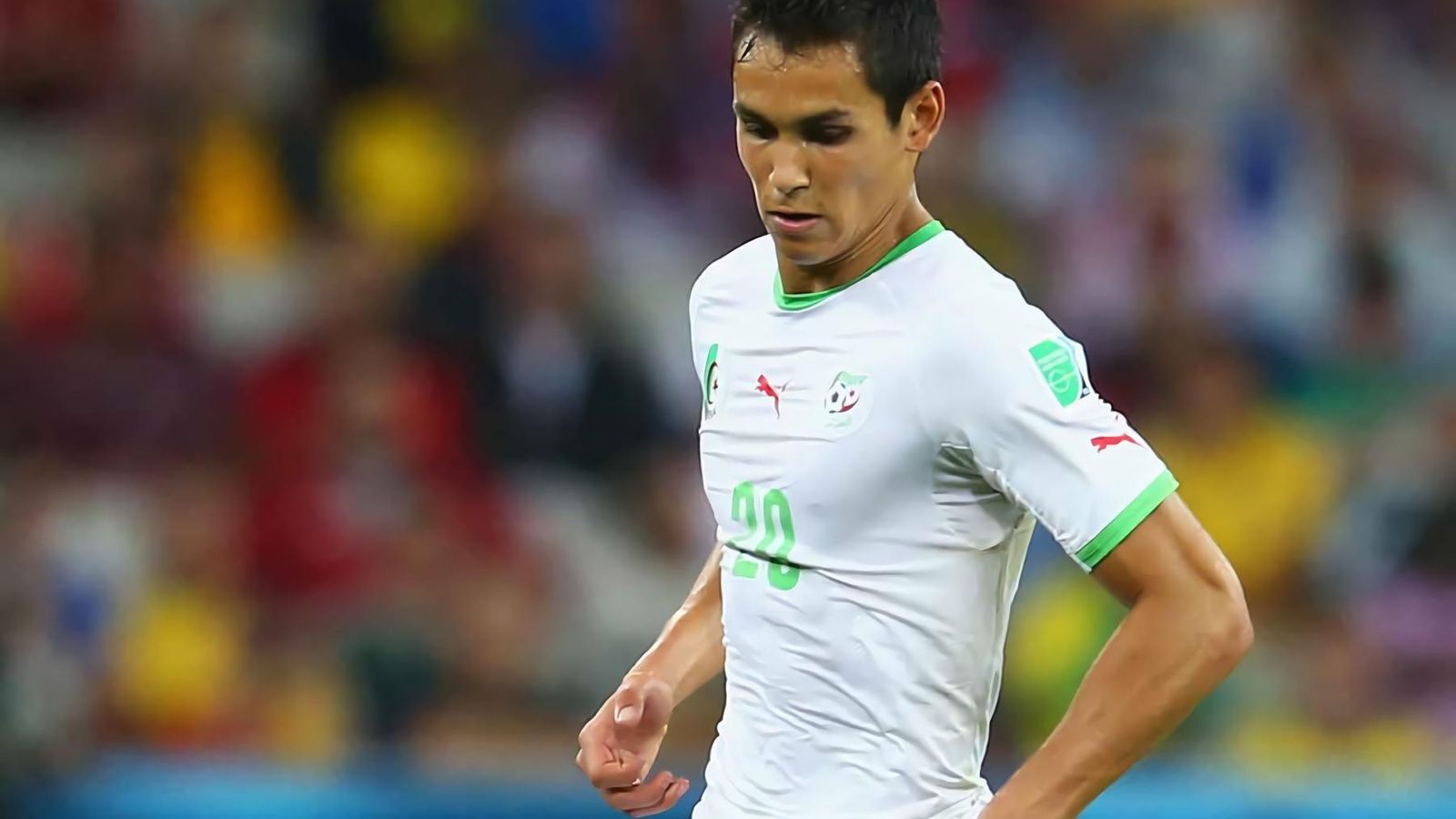 El central del Betis Aissa Mandi, en un partido con Argelia.