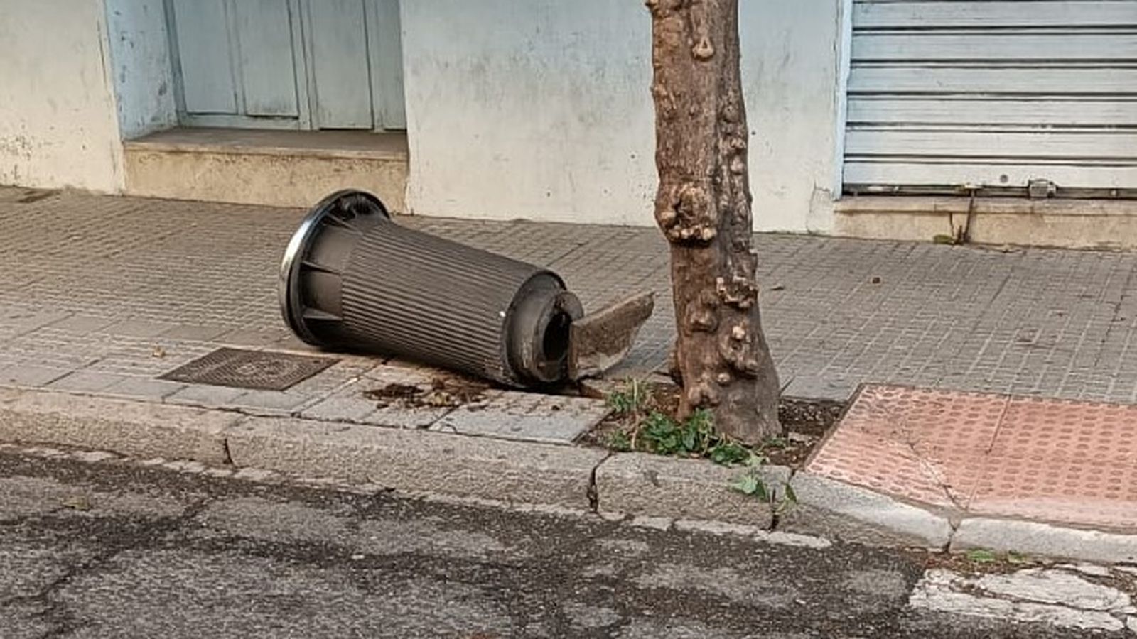 Papelera arrancada en la calle San Fernando.