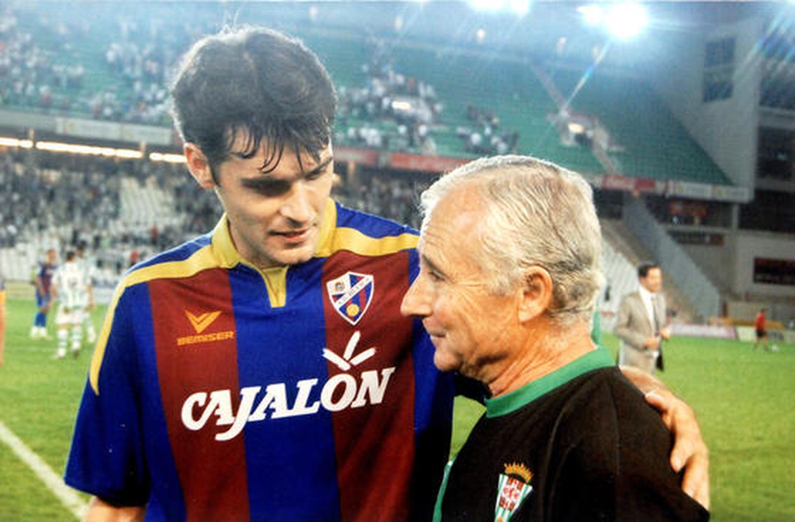 Rafael Márquez Campos saluda a Dorado, del Huesca, la temporada 09-10.