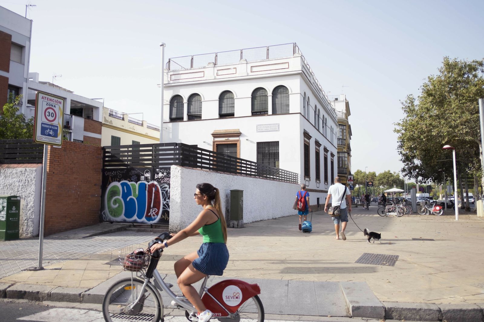 La anterior sede del Liceo Francés se encuentra en la confluencia de las calles Baños y Torneo.
