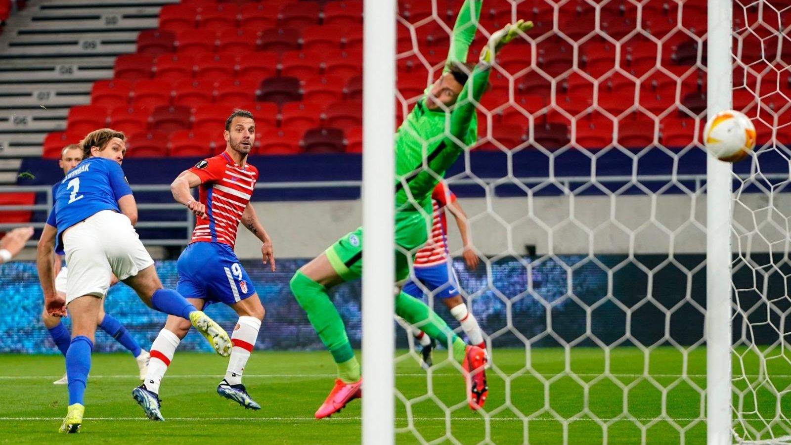 El gol de Soldado tuvo su origen en un corte providencial de Vallejo.
