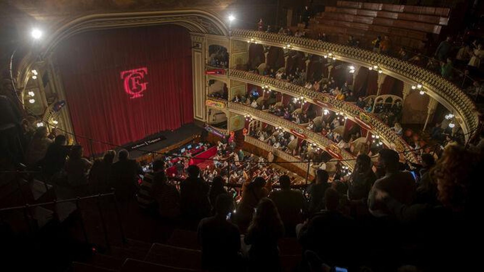 El interior del Teatro Falla, con el logotipo creado por Luis de la Vega reflejado en sus cortinas El interior del Teatro Falla, con el logotipo creado por Luis de la Vega reflejado en sus cortinas