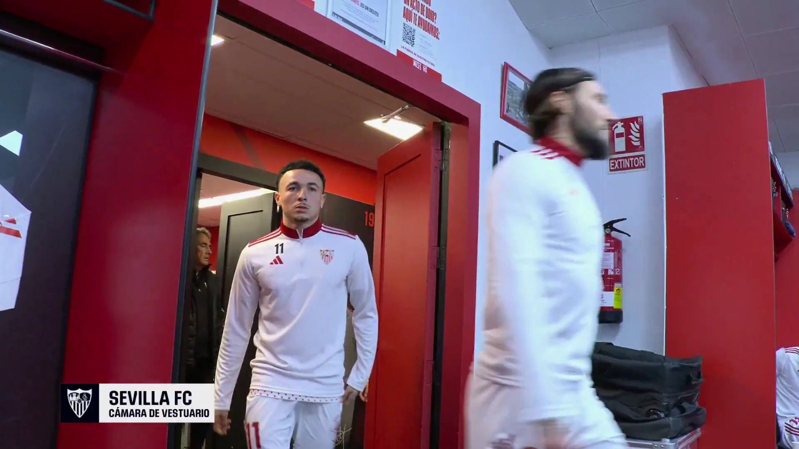 Nemanja Gudelj y Rubén Vargas entran al vestuario del Sevilla antes del partido frente al Celta