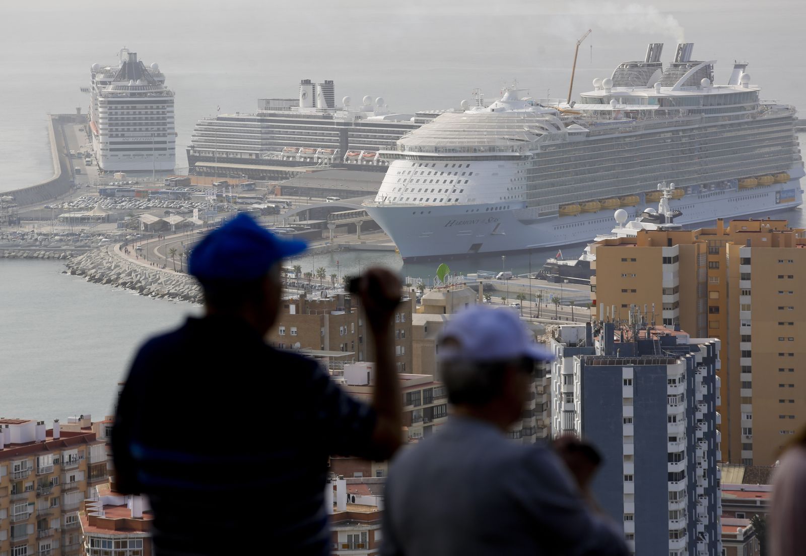 Tres cruceros atracados en el puerto de Málaga.