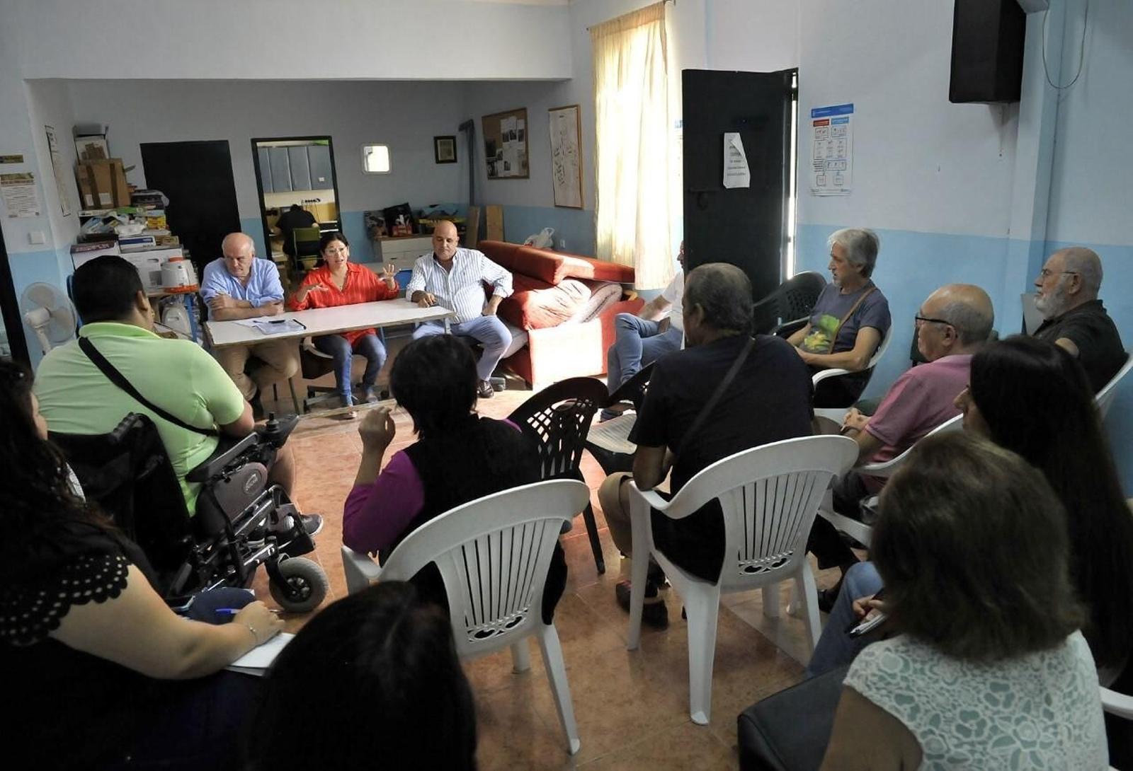 Ana Hérica Ramos con vecinos de la AAVV La Integración