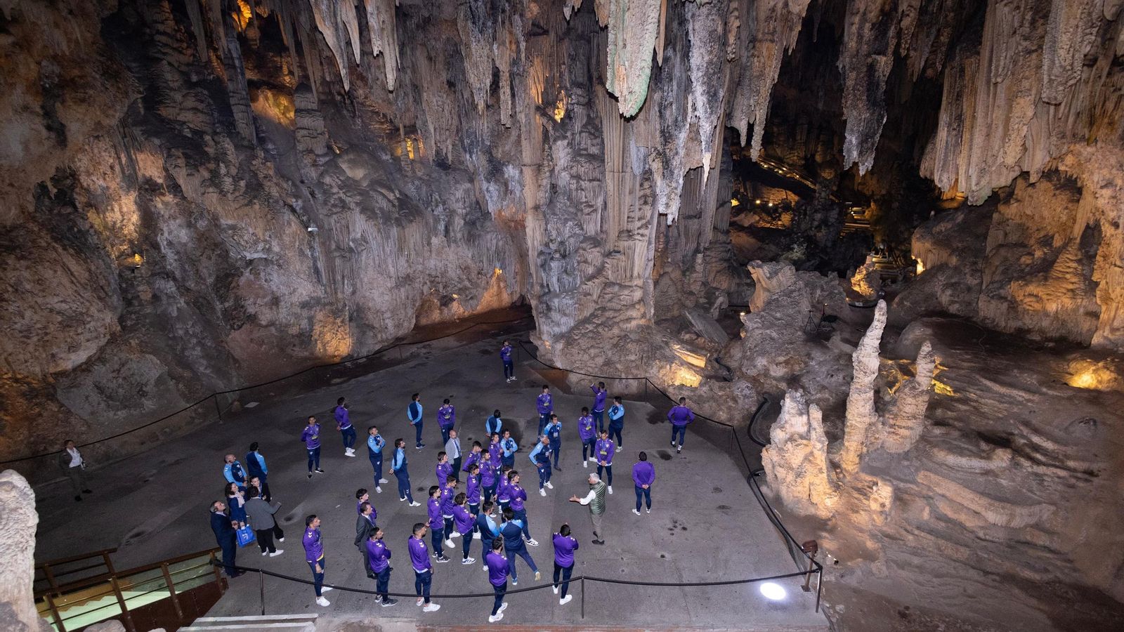 El Málaga, en su visita a la cueva El Málaga, en su visita a la cueva