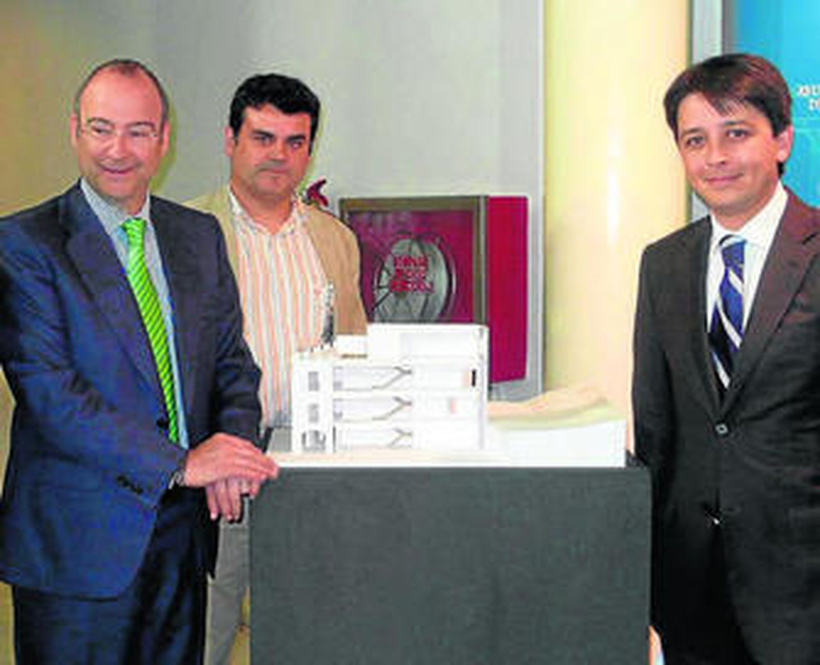 El alcalde, Manolo Guzmán y los arquitectos presentaron la maqueta.
