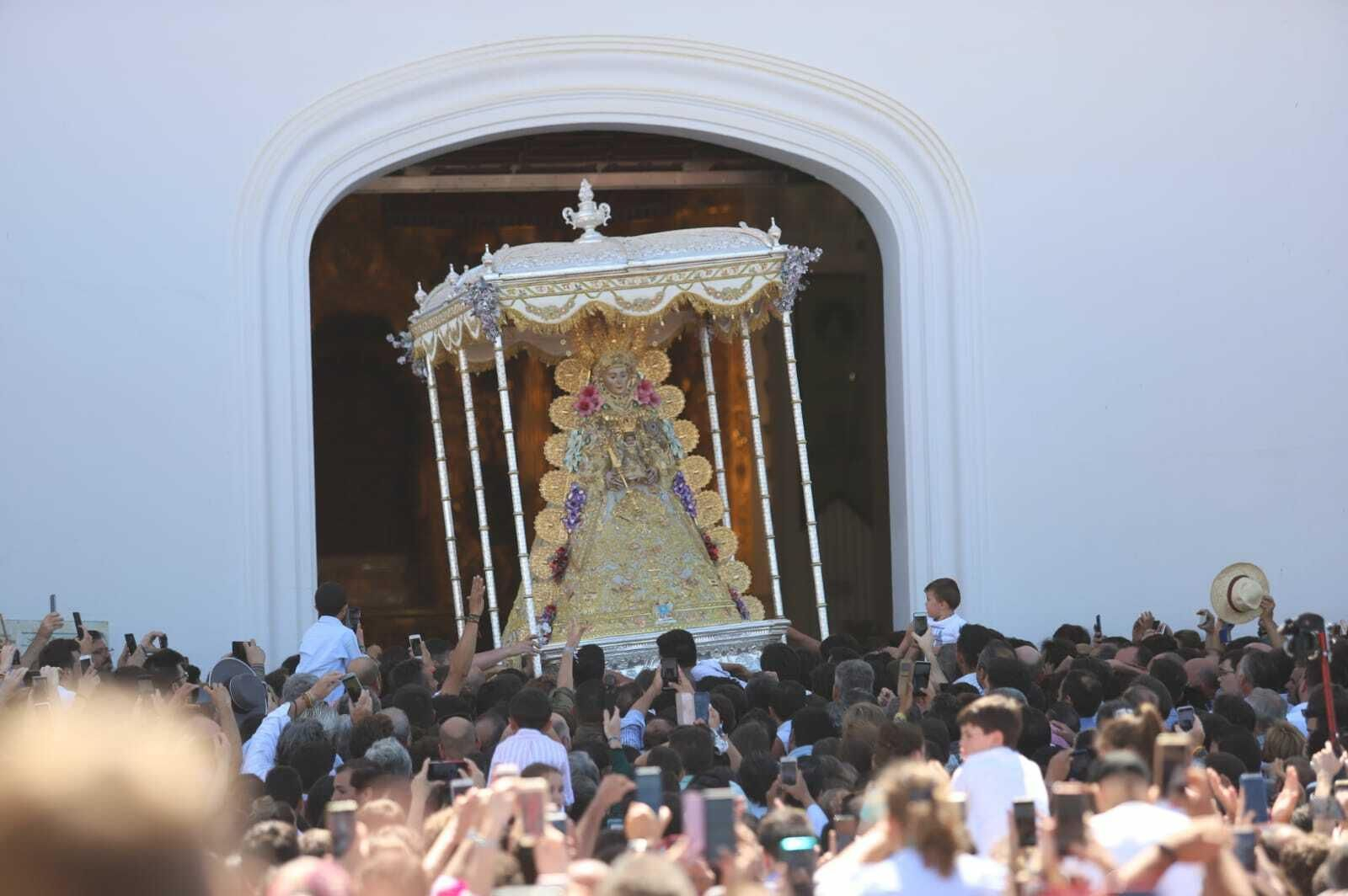 La Virgen del Rocío colma de fe  a los romeros durante más de ocho horas