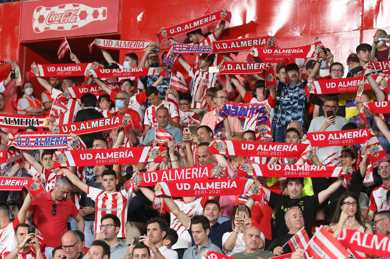 Las imágenes de la decepción de los aficionados del Almería