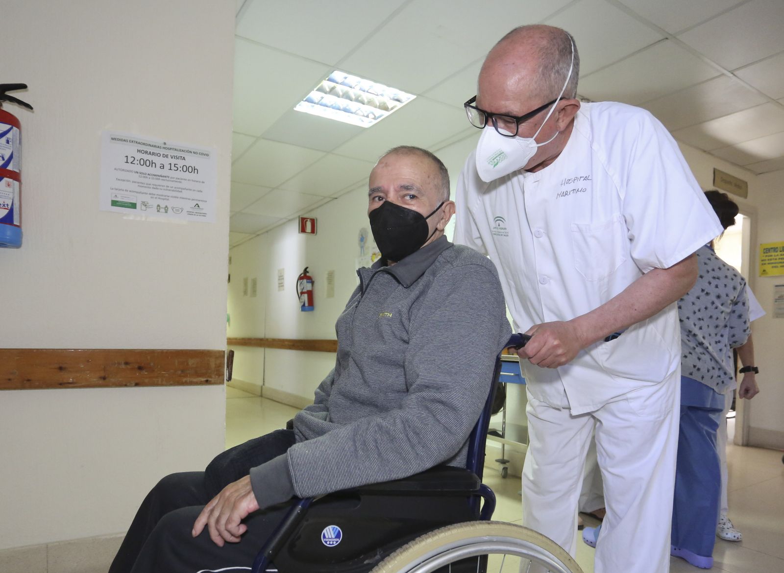 Fotos: Antonio sale del hospital en Málaga tras 343 días ingresado por el coronavirus