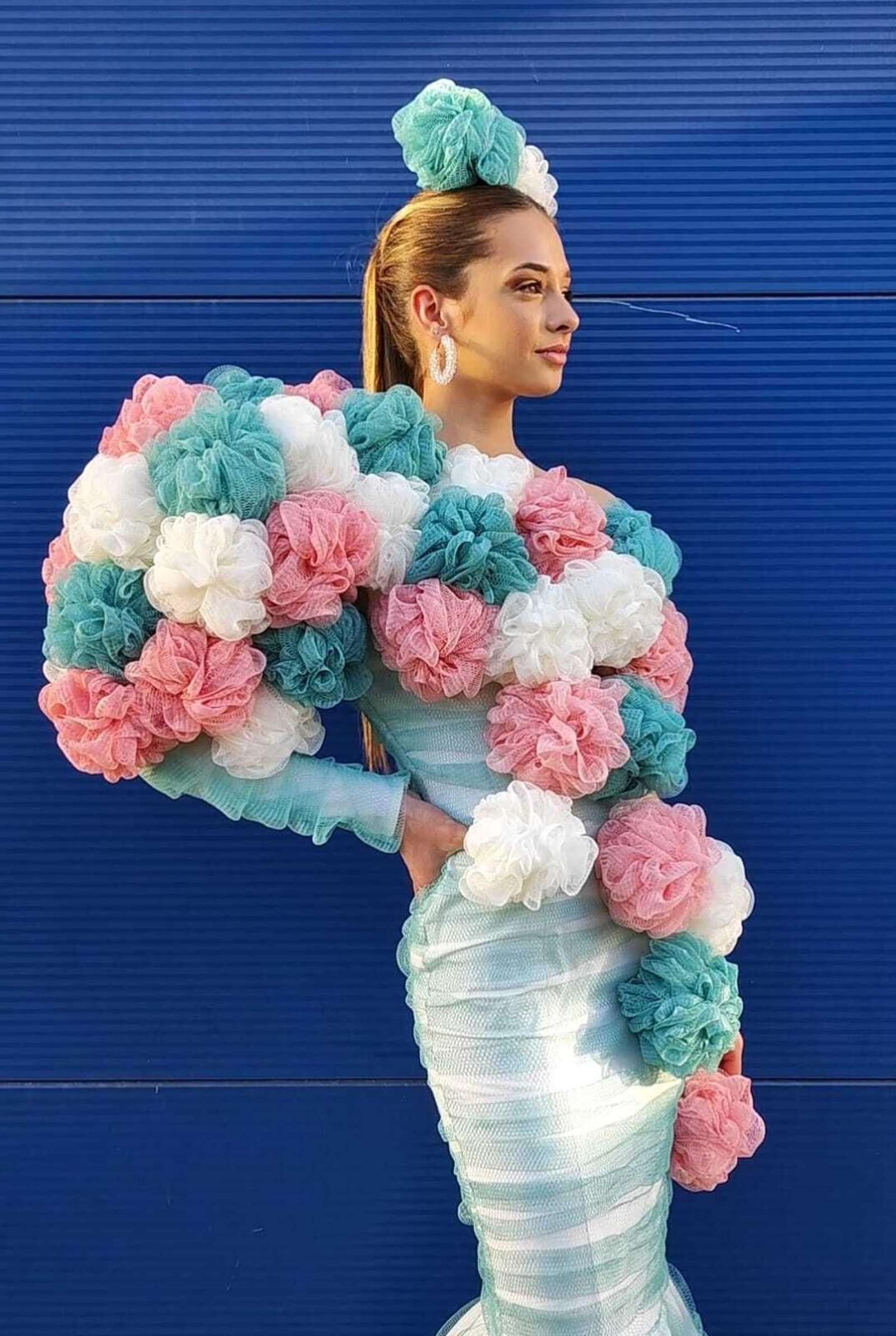 El traje de flamenca con esponjas de Ikea diseñado por Beatriz González.