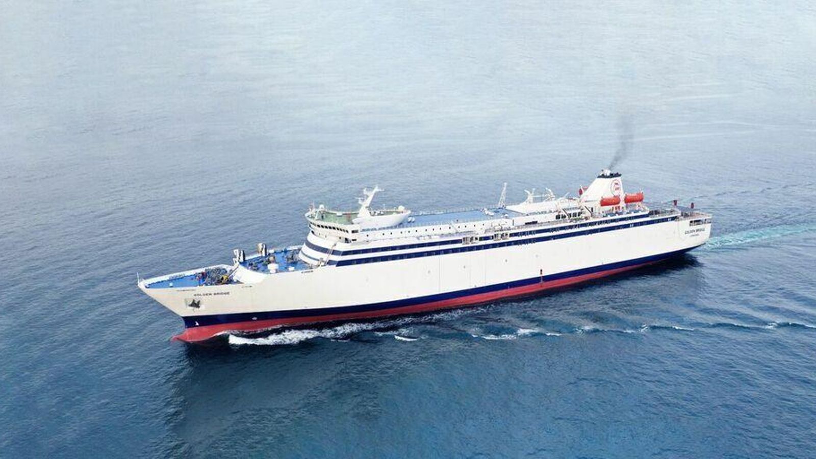 El Golden Bridge comienza a operar.