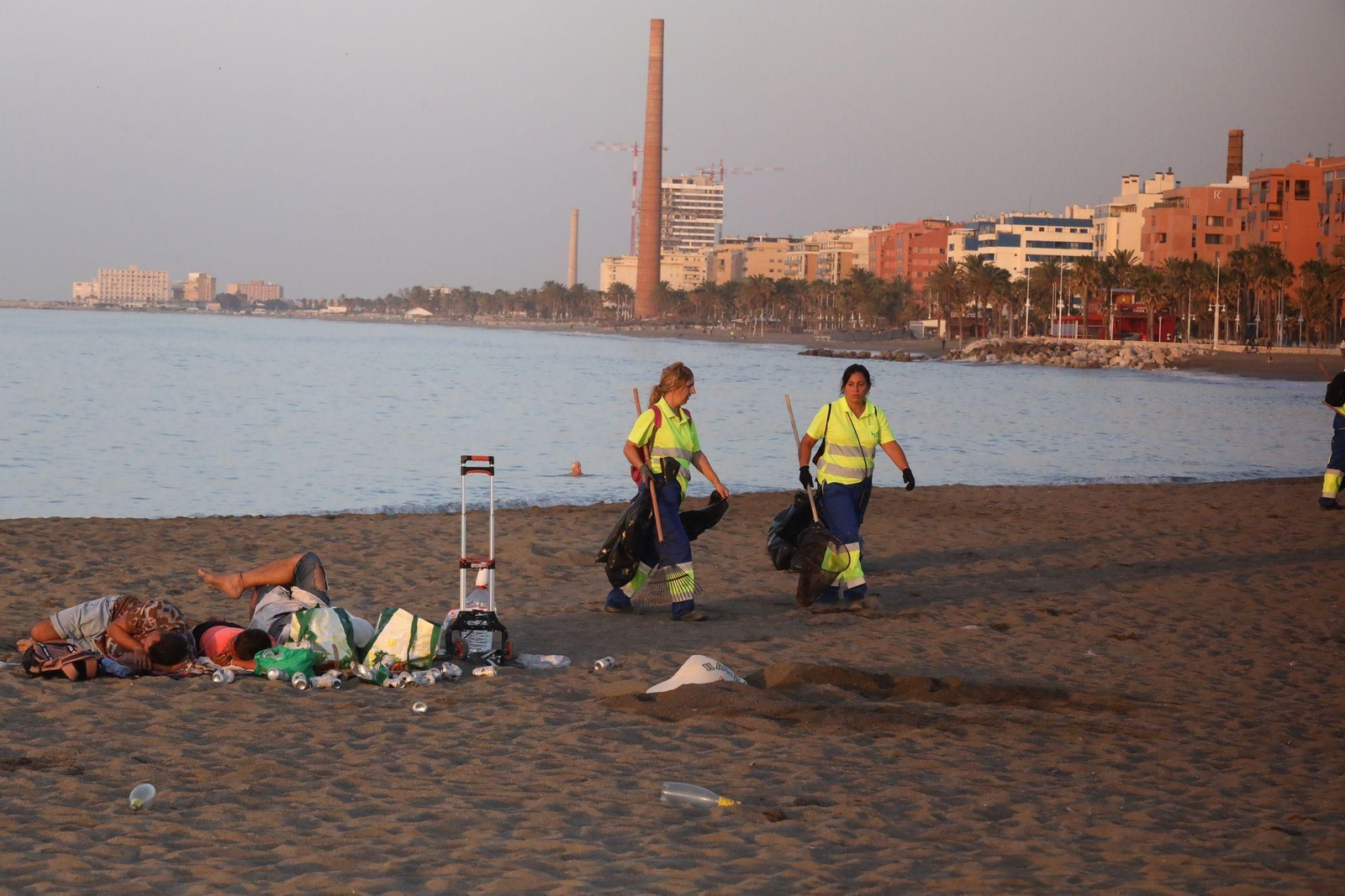La 'resaca' de la Noche de San Juan en la playa de Huelin en Málaga La 'resaca' de la Noche de San Juan en la playa de Huelin en Málaga