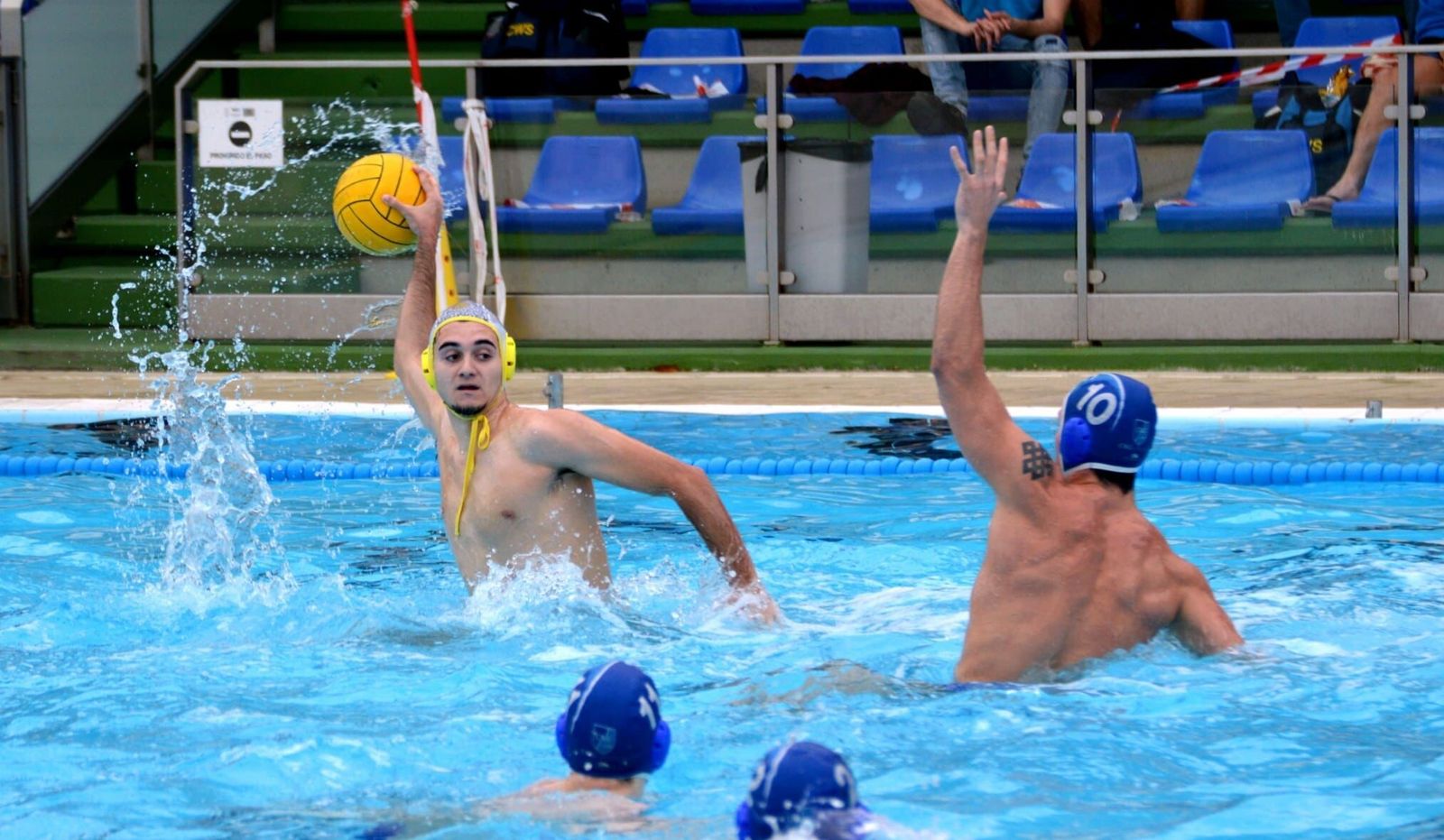 Manuel Carrillo intenta un lanzamiento a portería.