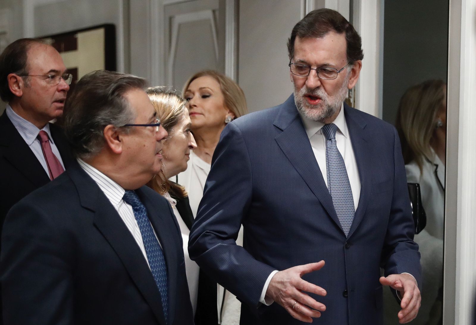 Rajoy, conversando con Zoido.