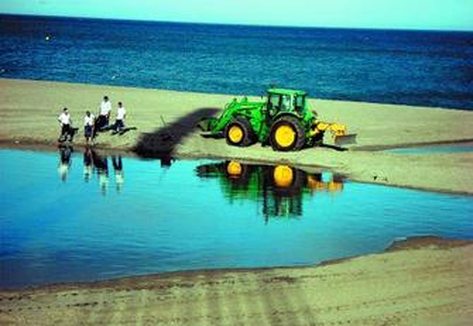 Playa de Fuengirola afectada por el vertido de aguas fluviales de ayer.