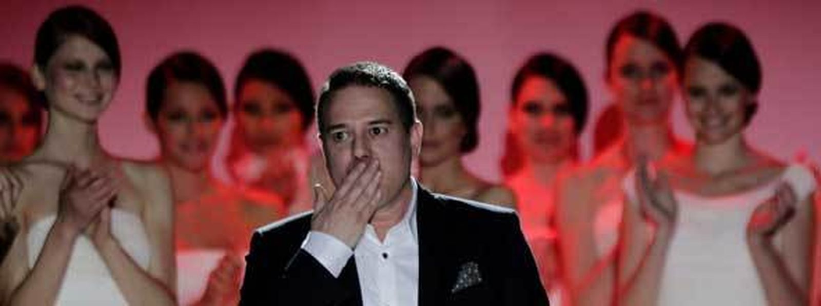 Una modelo luce uno de los trajes de Hannibal Laguna en la tercera jornada para la Pasarela Gaudí Novias. EFE