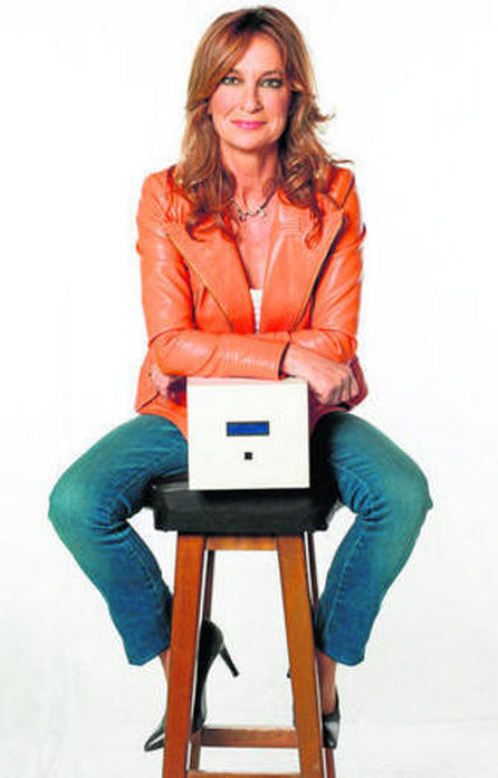 Patricia Gaztañaga, con una de las famosas 'cajas del tiempo' del programa.