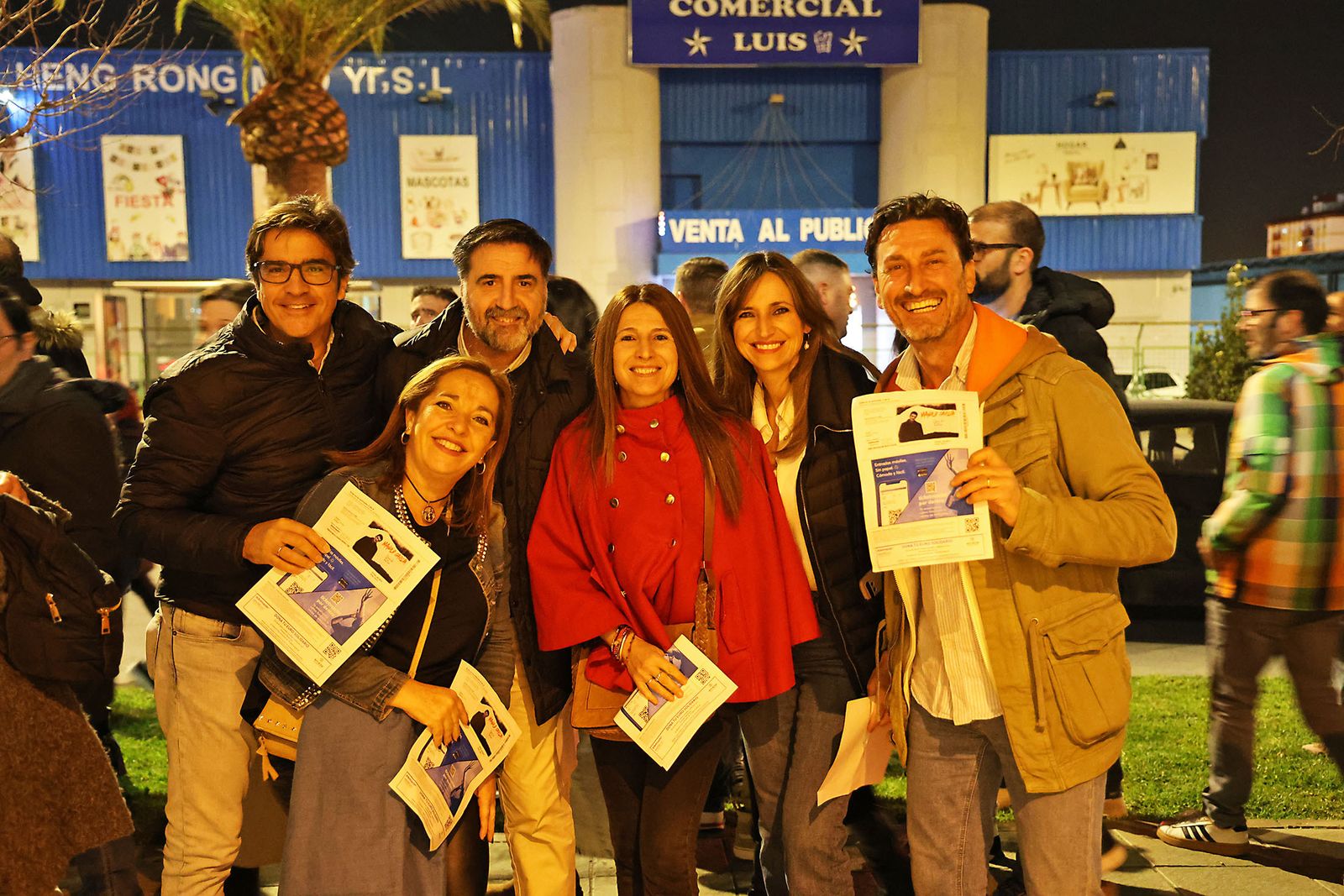 Imágenes del ambiente previo al concierto de Manolo García