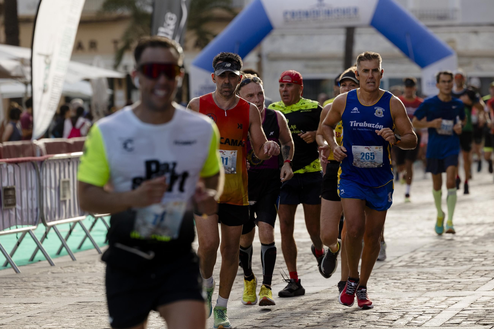 Búscate en las imágenes de la I media maratón Ciudad de Cádiz