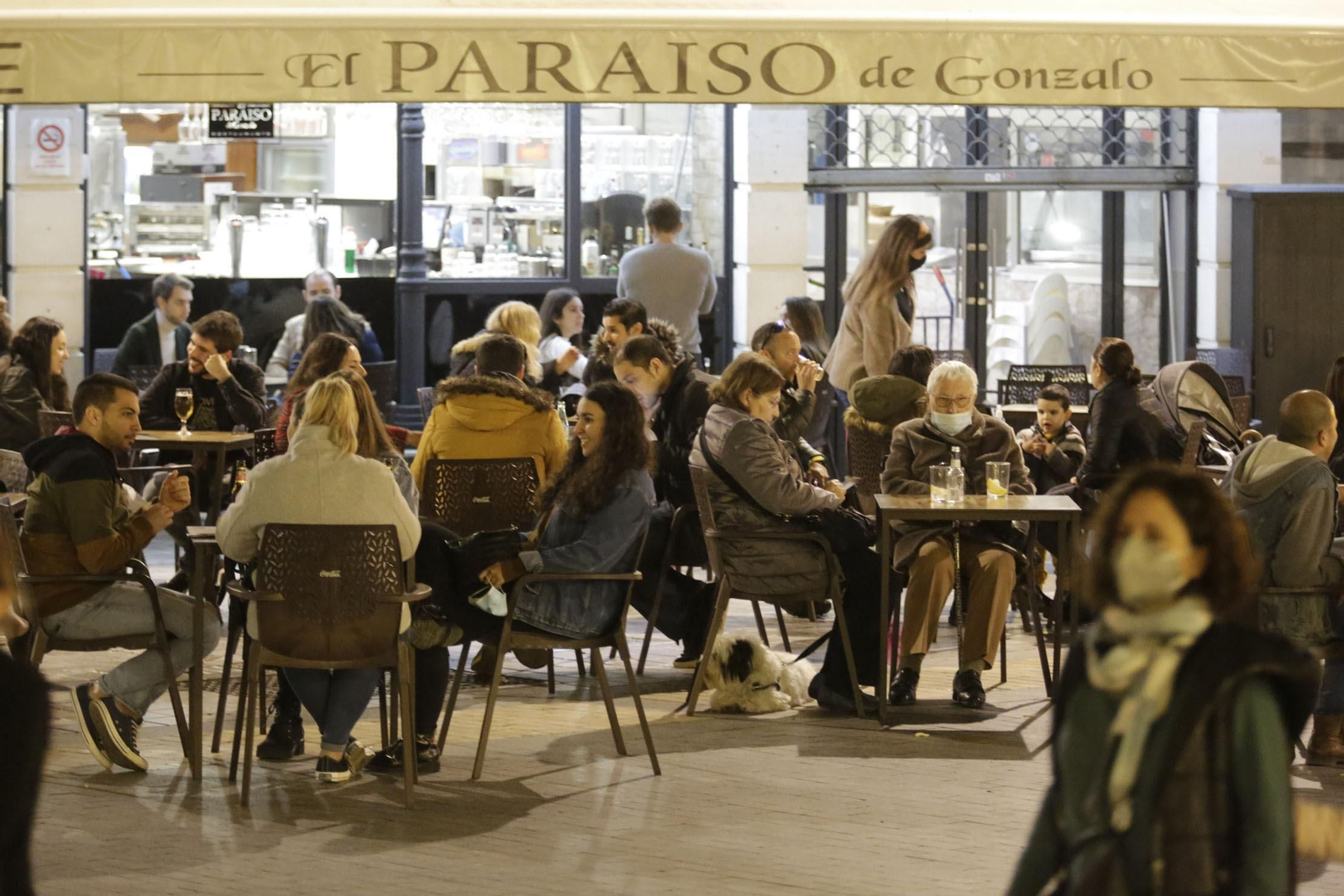 Una terraza llena en la capital onubense en el primer día con el horario de cierre a las 21:30.
