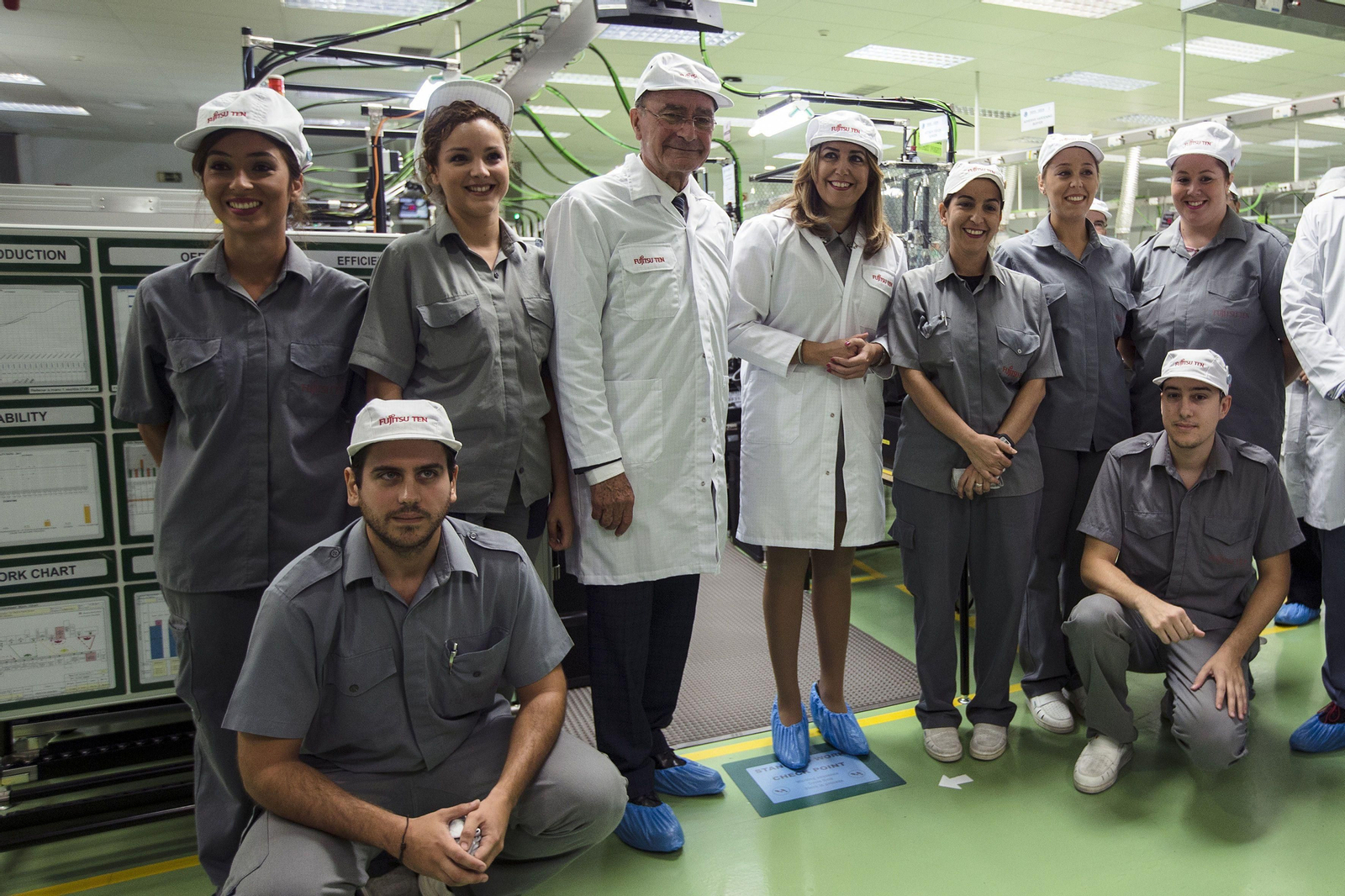 El alcalde de la ciudad, Francisco de la Torre, y la presidenta de la Junta, Susana Díaz, posan junto a empleados de la fábrica.