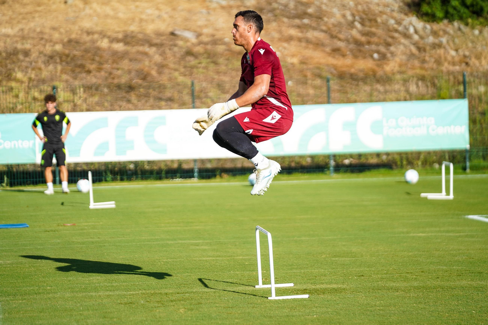 El guardameta murciano salta una valla durante un ejercicio realizado en una sesión de entrenamiento en el stage de Marbella.