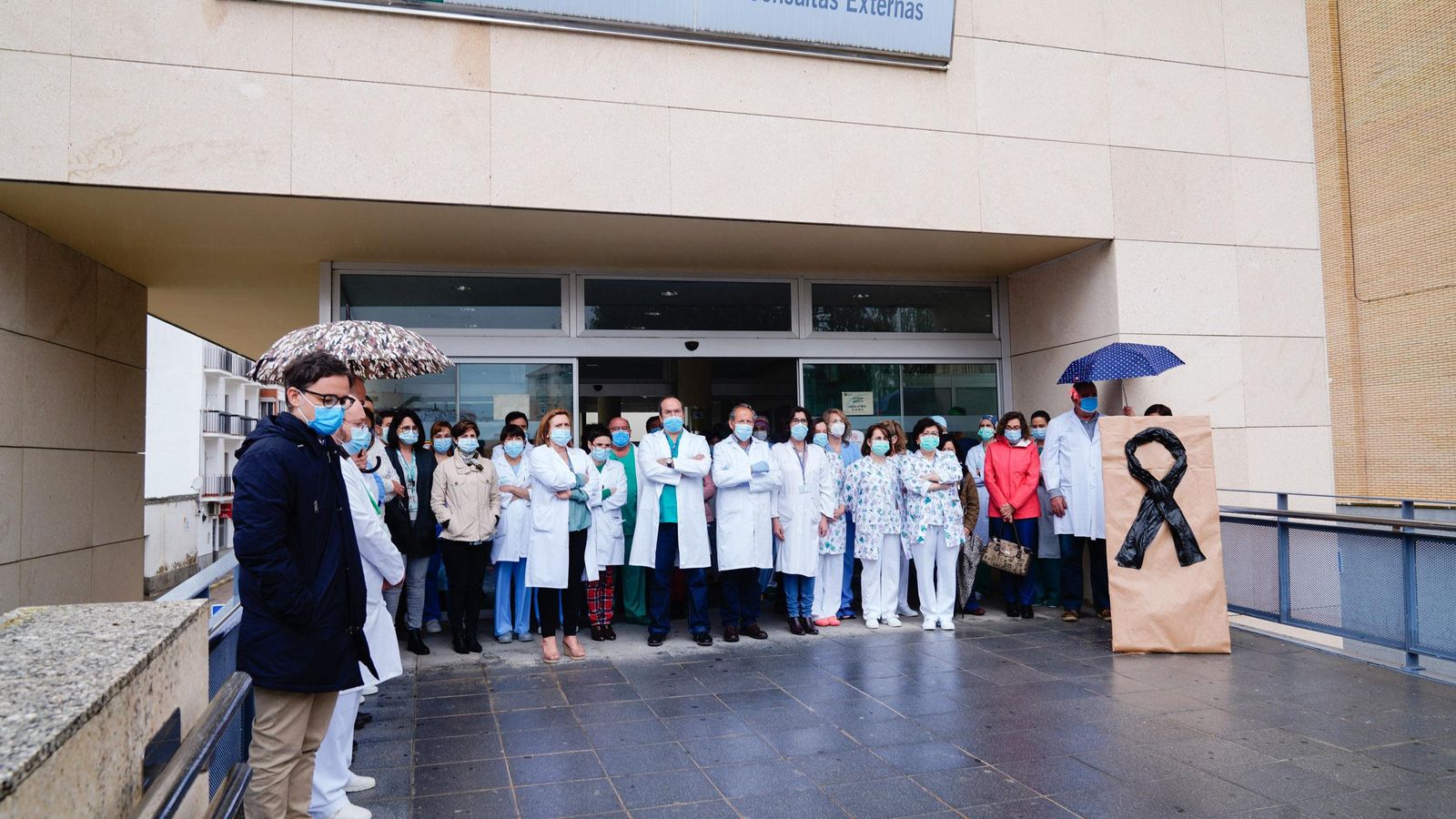 Minutos de silencio en el Hospital Valle de los Pedroches de Pozoblanco. Minutos de silencio en el Hospital Valle de los Pedroches de Pozoblanco.