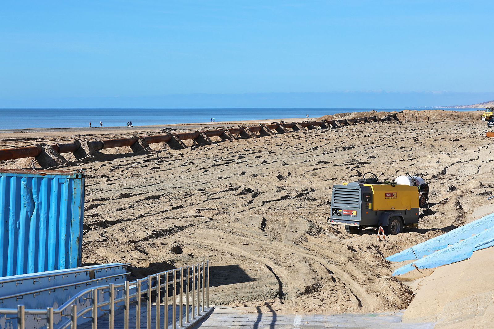 Fotografías de la concentración de los vecinos de Matalascañas tras los destrozos del paseo marítimo