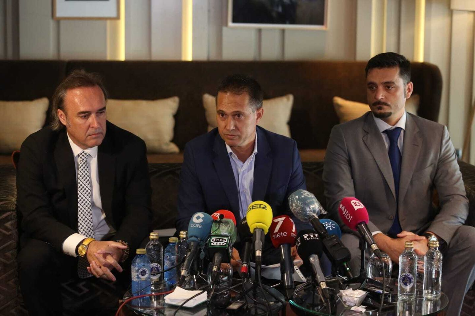 En el centro, Paradas Romero junto a sus abogados