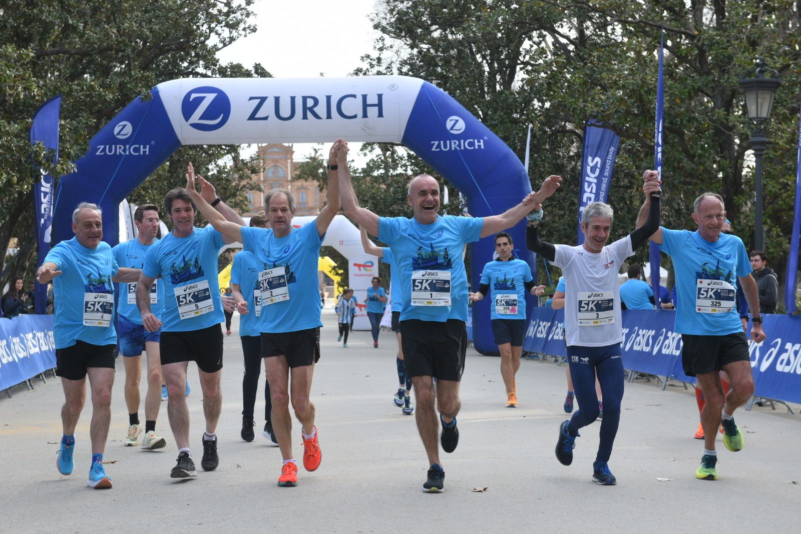 El alcalde Antonio Muñoz participa en las actividades de este sábado previas a la Zurich Maraton Sevilla del domingo.