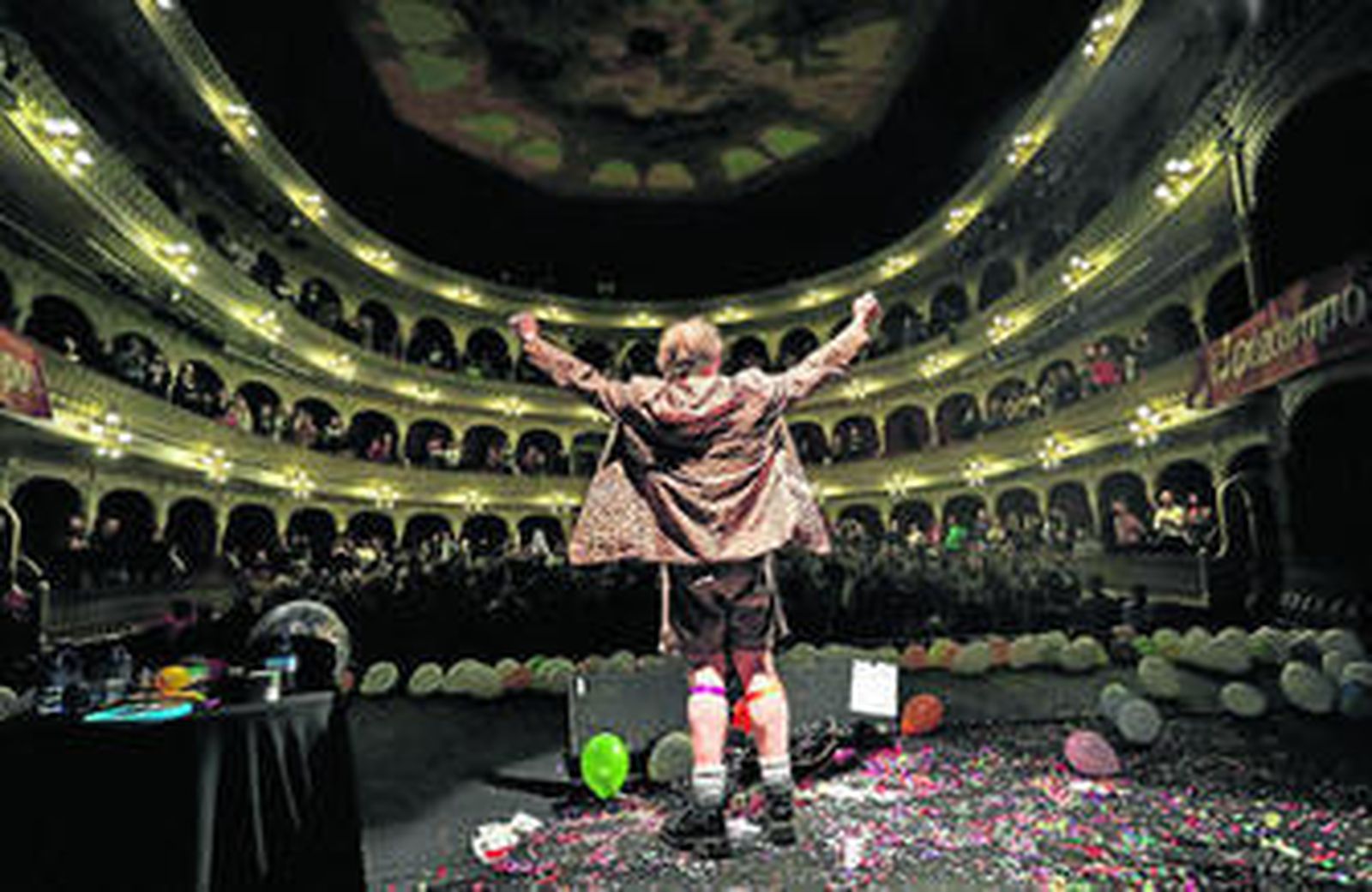 El gaditano Pablo Carbonell, vocalista de Los Toreros Muertos, se despide del Gran Teatro Falla al término del concierto.