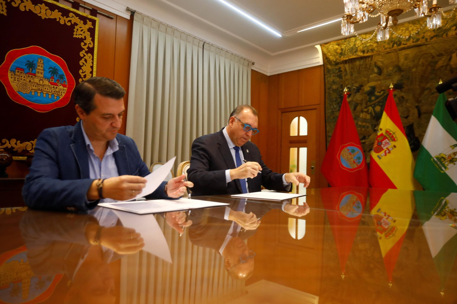 El alcalde de Córdoba, José María Bellido y el consejero de Turismo y Andalucia Exterior, Arturo Bernal, suscriben el convenio sobre viviendas de uso turístico.