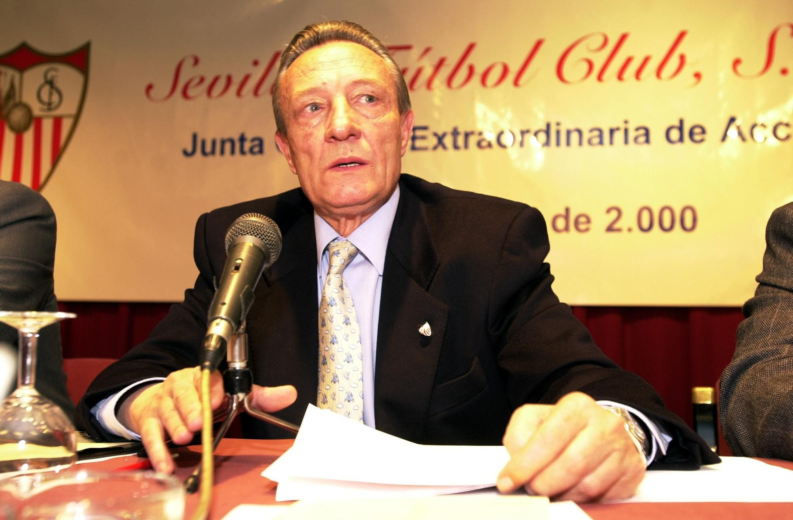 Roberto  Alés en una Junta de Accionistas en su etapa como presidente del Sevilla.