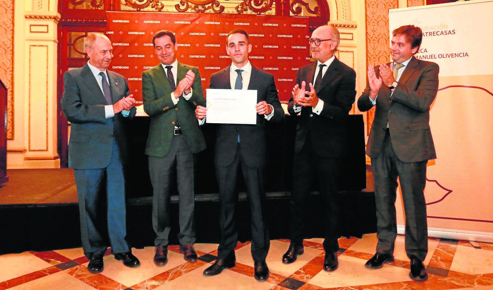 de izquierda a derecha, Guillermo Jiménez Sánchez, Juan Manuel Moreno Bonilla, presidente de la Junta, José María Vargas-Machuca (premiado), Rafael Fontana y Rafael Hidalgo.