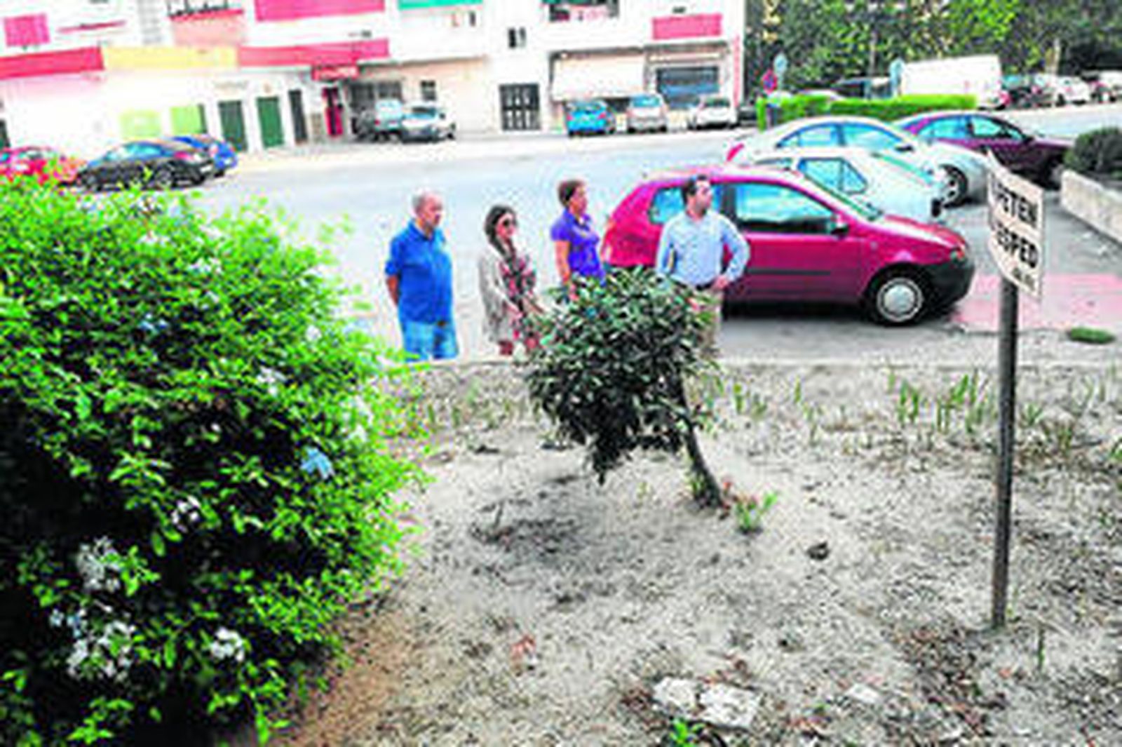 Los concejales, durante su visita a las zonas verdes de Las Colinas.