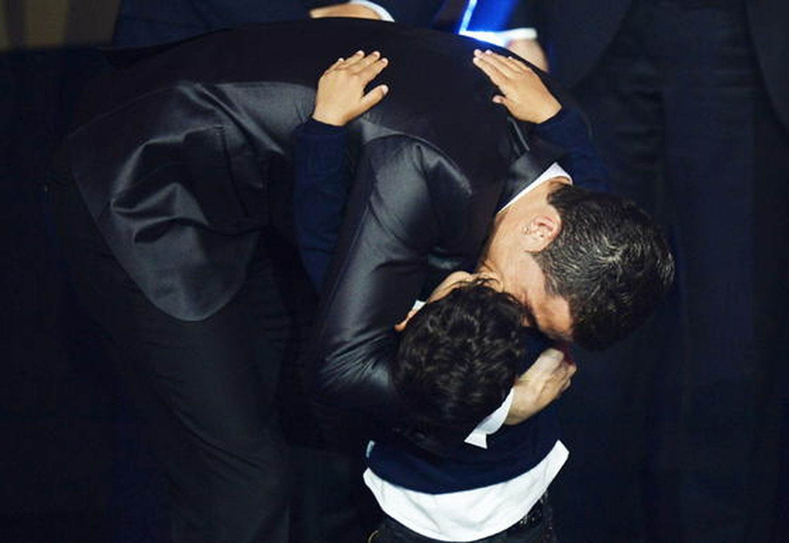 Cristiano Ronaldo es abrazado por su hijo

Foto: EFE