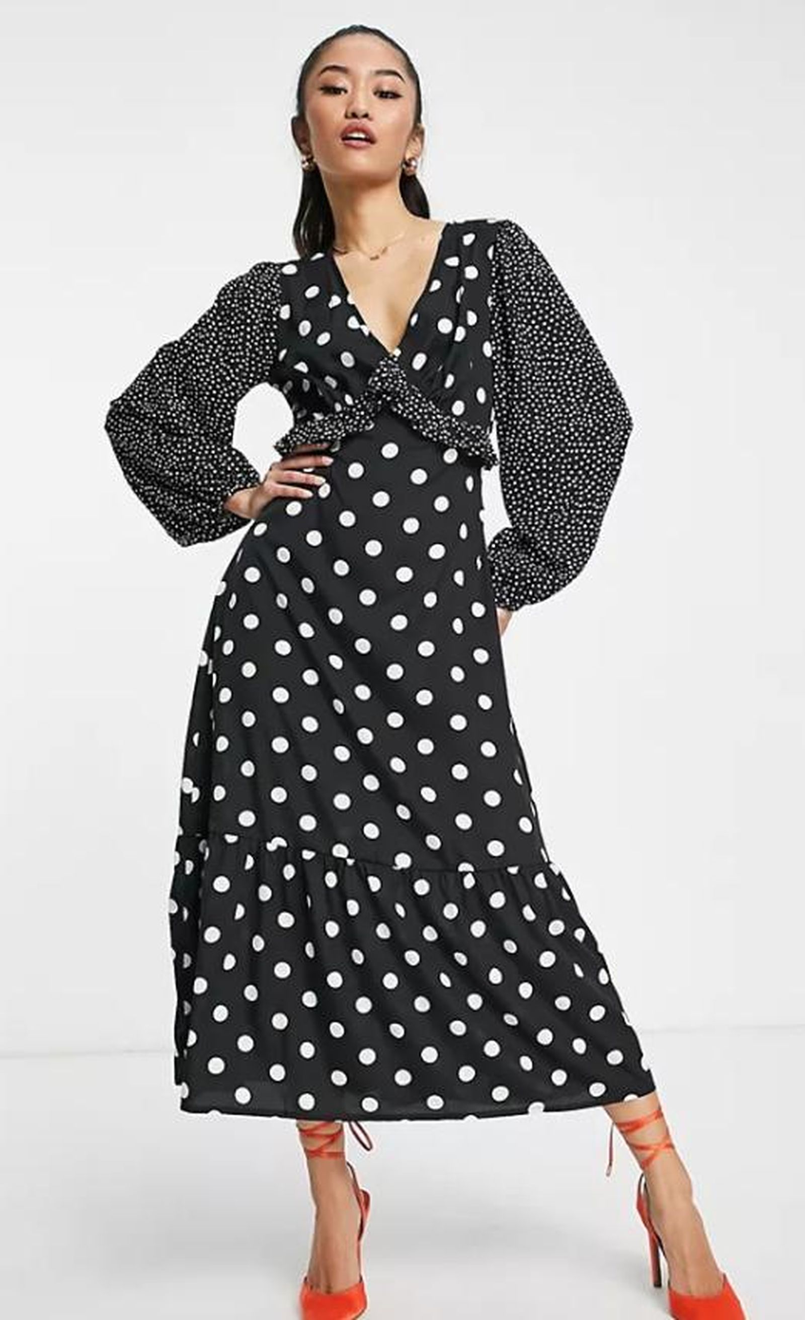 Vestido midi negro con estampado de lunares