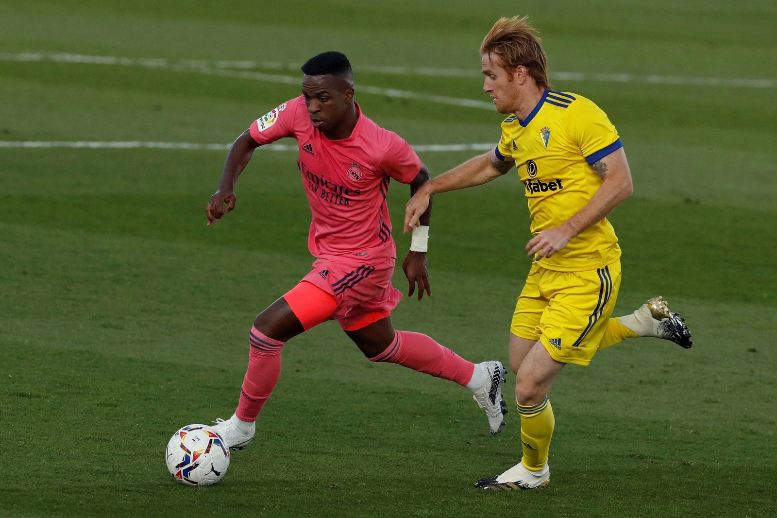 Álex Fernández trata de frenar el avance de Vinicius.