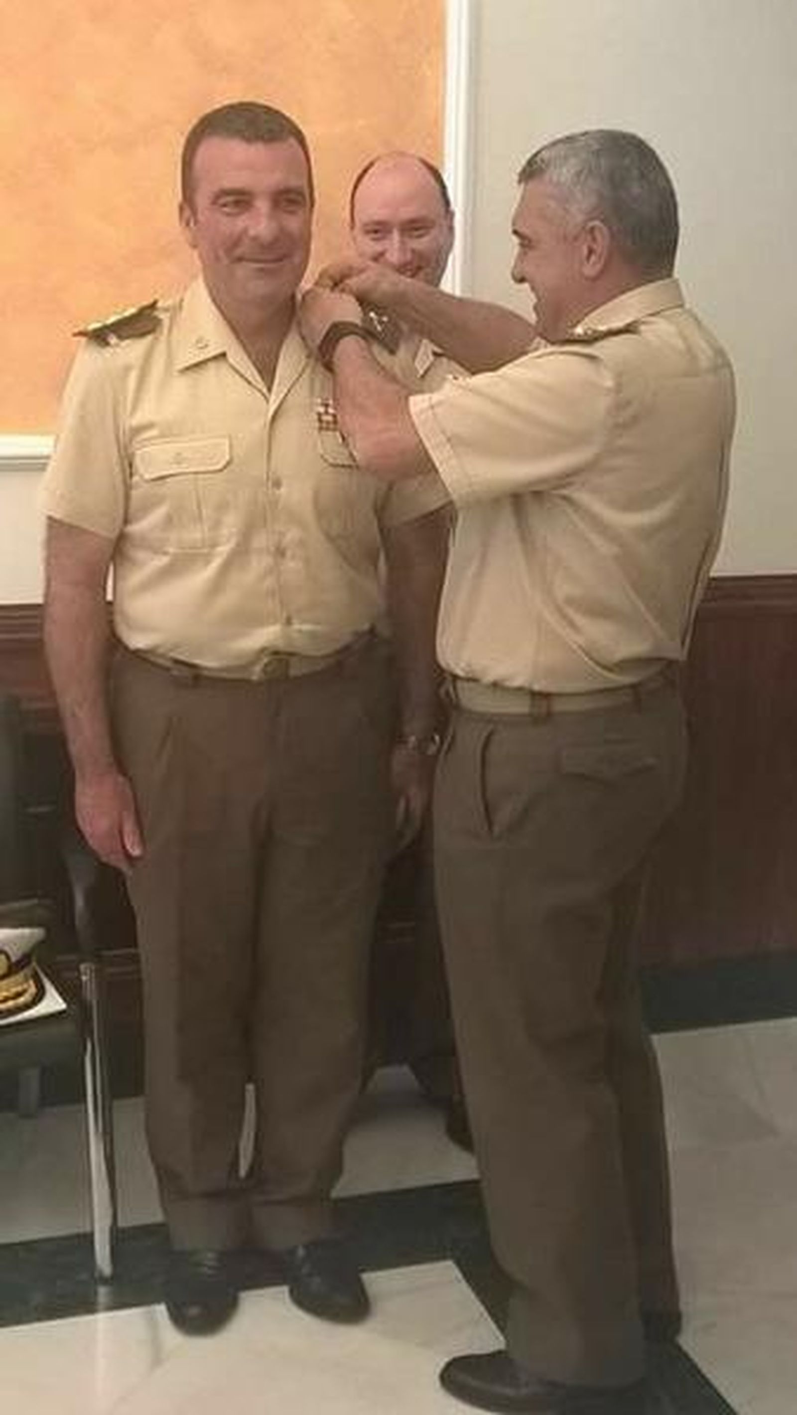 El general Salom Herrera recibiendo una condecoración en una imagen de archivo.