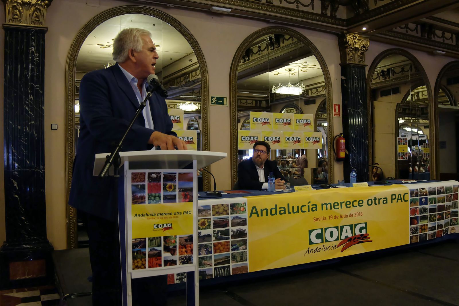 Miguel López se dirige al auditorio.